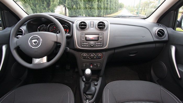 Το εσωτερικό του Dacia Sandero έχει βελτιωθεί σημαντικά σε ποιότητα και φινίρισμα κάτι που αντιλαμβάνεσαι τόσο οπτικά, όσο και με το άγγιγμα των χειρι